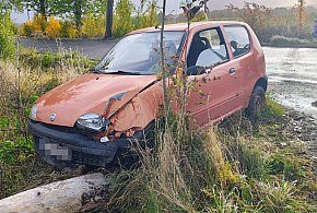 Fiat uderzył w drzewo. Wypadek pod Barwicami-49860