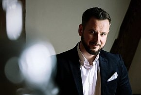 Już dziś premiera „W potrzasku”. Nowa powieść Piotra Rozmusa-50133