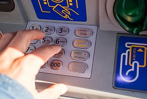 Z kont znikały pieniądze. Policja i bank badają ogólnopolski incydent-50226