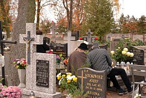 Savoir-vivre na 1 listopada. Jak się zachować podczas wizyty na cmentarzu?-50355