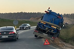 Beczkowóz zsunął się do rowu. Utrudnienia w ruchu.-50528