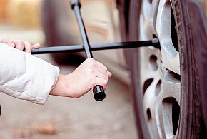 Z pozoru drobiazg, a może skończyć się tragedią. Urząd ostrzega kierowców-50536