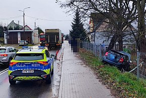 Auto wypadło z drogi na DK11 w Wierzchowie.-50687