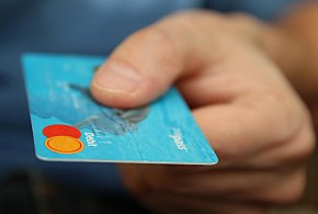 Fiskus skontroluje płatności kartą Polaków? Resort zabiera głos-50783
