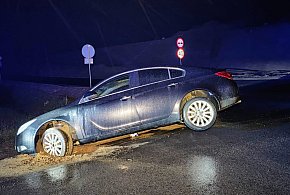 Opel w rowie na budowanym węźle S11. Kierowcy nie było-51030