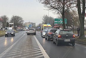 VW uderzył w tył mercedesa na Cieślaka.-51048