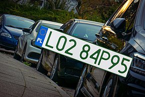 Tablice z zielonymi napisami na kolejnych autach. Nie chodzi o "elektryki"-51638
