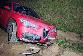 Groźnie wyglądające zdarzenie przy budowie S11. Alfa Romeo w rowie-51694