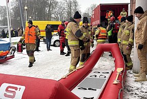 Lód pękał, sekundy decydowały. Tak ćwiczyli strażacy na Trzesiecku-52069