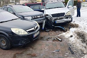 Mercedes staranował auta na parkingu. Co poszło nie tak?-52105