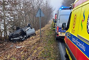 Wyprzedzanie zakończone wypadkiem. BMW na dachu-52117