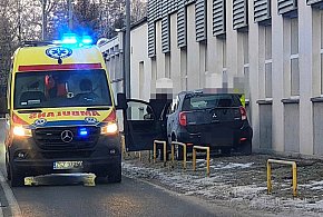 Groźnie na Wiatracznej. Auto uderzyło w budynek