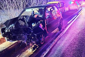 Nocny wypadek pod Szczecinkiem. Auto uderzyło w drzewo