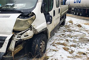 Bus uderzył w cysternę na oblodzonej drodze