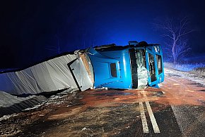 Przewrócona ciężarówka blokowała ruch na DK11