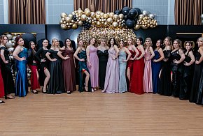 Bal, emocje i odliczanie do matury. Studniówka ZS nr 7