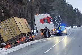 Ciężarówka w rowie na DK20 pod Szczecinkiem. Będą utrudnienia