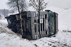 Oblodzona „jedenastka” zebrała żniwo. Poranne kolizje