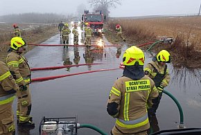 Nagłe ocieplenie. Woda zalewa drogi i posesje
