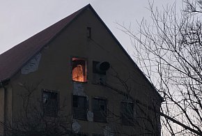 Ognisko na poddaszu. Musiała interweniować straż pożarna