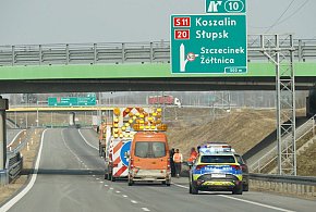 Koparka zahaczyła o wiadukt na S11. Utrudnienia w ruchu