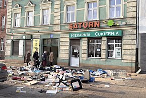 O świcie wyrzucał wszystko przez okno. Interweniowały służby