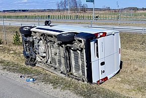 Zjechał z drogi i runął ze skarpy. Groźnie przy węźle S11