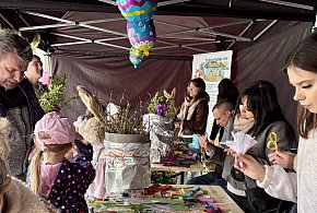 Słońce, żurek i tłumy pod ratuszem. Wielkanocny piknik trafił w punkt