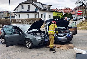 Zderzenie dwóch aut na skrzyżowaniu. Jedno nie ustąpiło pierwszeństwa