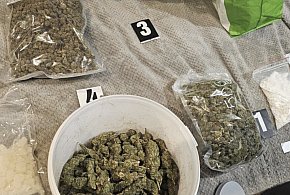 Nalot w Szczecinku. Policja przejęła 7 kg narkotyków i zatrzymała 22-latka