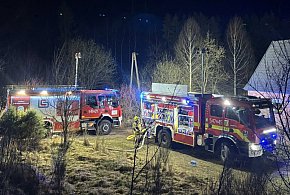 Nocny pożar w gminie Grzmiąca. Ogień strawił budynki i samochód