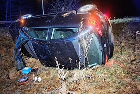 Dachowanie pod Szczecinkiem. Cztery młode osoby w środku