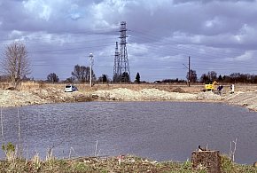 Ludzkie kości i fragmenty ubrania nad stawem. Śledztwo trwa