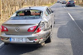 Zderzenie trzech aut na DK11. Błąd przy włączaniu się do ruchu