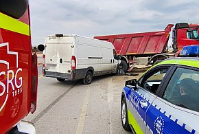 Zderzenie busa z ciężarówką na S11 pod Szczecinkiem.