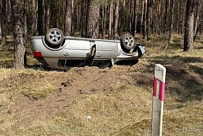 Dachowanie na DW201. Opel zjechał z drogi pod Czarnem.