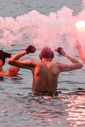 Morsy w biało-czerwonych barwach nad Trzesieckiem-9324