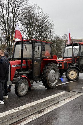 Rolnicy zablokowali ulicę Jana Pawła II.-9332