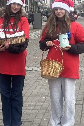 Drużyna Świętego Mikołaja kwestuje na szczecineckim deptaku-9359