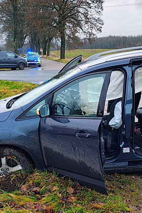 Kolizja dwóch aut na DW171 w Przestawach-9378