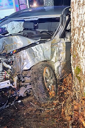 Poważny wypadek pod Storkowem. Opel uderzył w drzewo-9393
