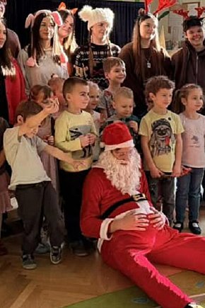 Licealiści z I LO zagrali po angielsku dla przedszkolaków z „Misia”.-9398