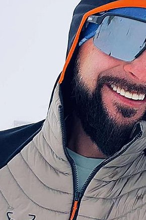 Flaga miasta wysoko w górach-9440