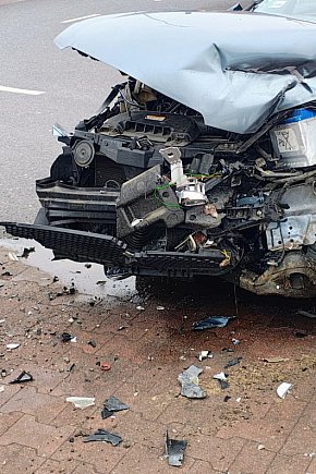 Zniszczone auta na parkingu Kaufland w Szczecinku-9442
