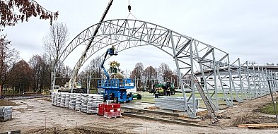 Miliony złotych i tempo ekspresowe. Stalowa konstrukcja już nad boiskiem-50675