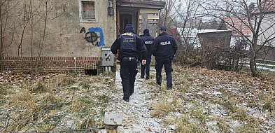 Służby patrolują miasto i pomagają bezdomnym przed zimą.-50919