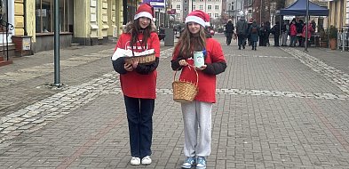 Drużyna Świętego Mikołaja kwestuje na szczecineckim deptaku-51060