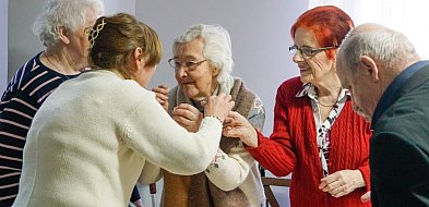 Seniorzy przy jednym stole. Wspólna Wigilia w Wierzchowie-51619