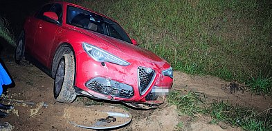 Groźnie wyglądające zdarzenie przy budowie S11. Alfa Romeo w rowie-51694