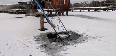 Niebezpieczne przeręble przy wyciągu na jeziorze. Apel o ostrożność-52018